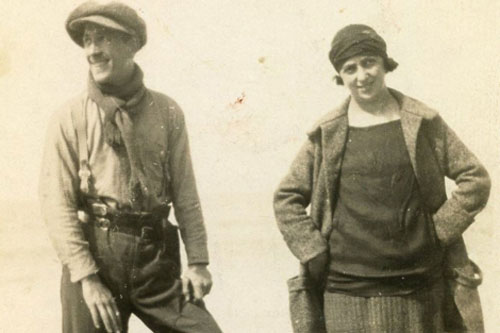 Mika con un compañero miliciano
